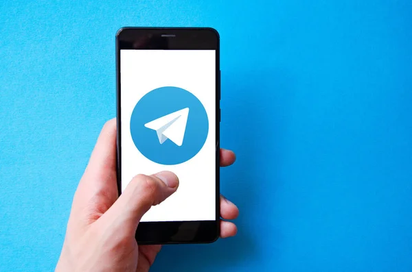 Телеграмма Смартфон Руке Мужчины Экране Смартфона Telegram Синем Желтом Черном — стоковое фото