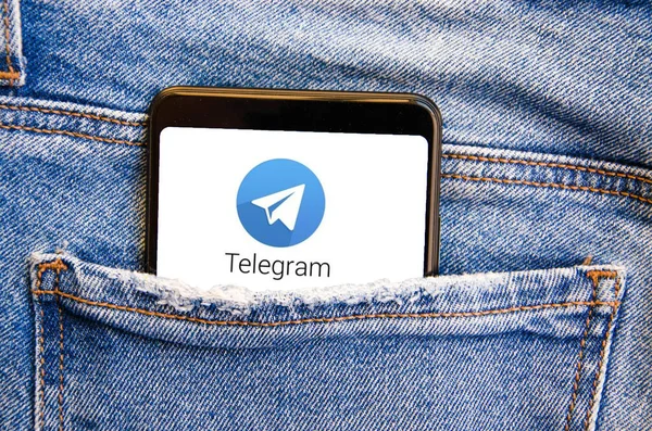 Телеграмма Смартфон Кармане Синих Джинсов Экране Смартфона Telegram Синем Желтом — стоковое фото