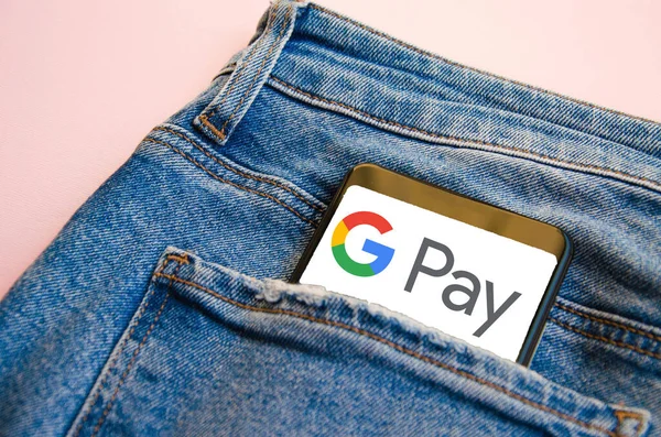 Плата Google Смартфон Кишені Синіх Джинсів Гуглі Платить Екран Смартфона — стокове фото