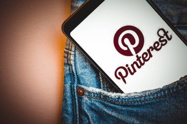 Pinterest. Pinterest akıllı telefon ekranında mavi, sarı, siyah arka planda mavi kot pantolon cebinde akıllı telefon. Ülke Temmuz 2020. Kiev, Ukrayna.