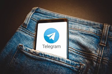 Telgraf var. Telegram akıllı telefon ekranında mavi, sarı, siyah arka planda mavi kot pantolon cebinde. Ukrayna 'nın akıllı telefonunda bir ülke. Temmuz 2020. Kiev, Ukrayna.