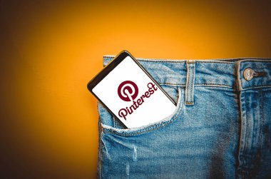 Pinterest. Pinterest akıllı telefon ekranında mavi, sarı, siyah arka planda mavi kot pantolon cebinde akıllı telefon. Ülke Temmuz 2020. Kiev, Ukrayna.