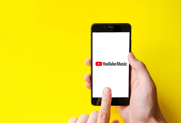 Youtube Music Приложение Прослушивания Музыки Экране Смартфона Смартфон Руке Мужчины — стоковое фото
