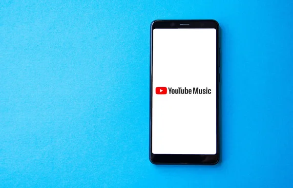 YouTube Müzik. Akıllı telefon ekranında müzik dinlemek için başvuru formu. Mavi arka planda akıllı telefon. Temmuz 2020. Kiev, Ukrayna.