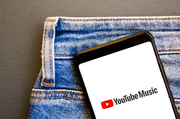 Youtube Music Приложение Прослушивания Музыки Экране Смартфона Смартфон Джинсовом Кармане — стоковое фото