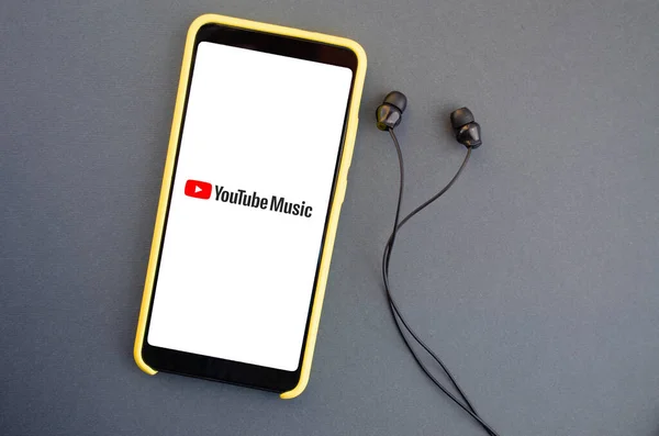 Youtube Music Приложение Прослушивания Музыки Экране Смартфона Смартфон Наушники Черном — стоковое фото