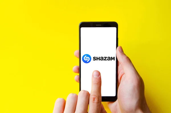 Шазам Приложение Идентификации Песни Shazam Экране Смартфона Смартфон Руке Мужчины — стоковое фото