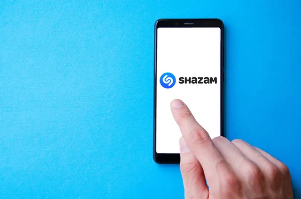 Шазам Приложение Идентификации Песни Shazam Экране Смартфона Смартфон Руке Мужчины — стоковое фото