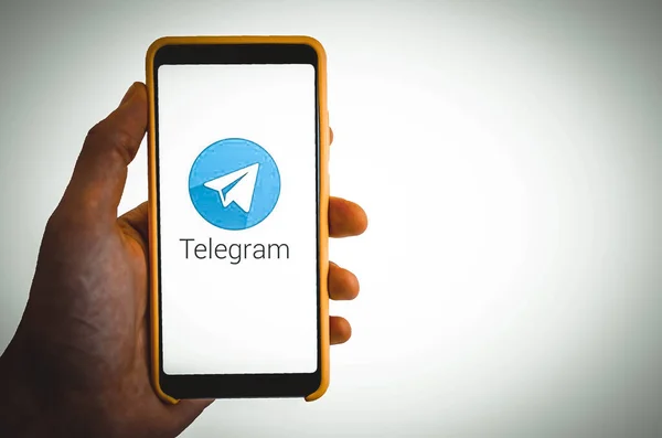 Телеграмма Смартфон Руке Мужчины Экране Смартфона Telegram Синем Желтом Черном — стоковое фото