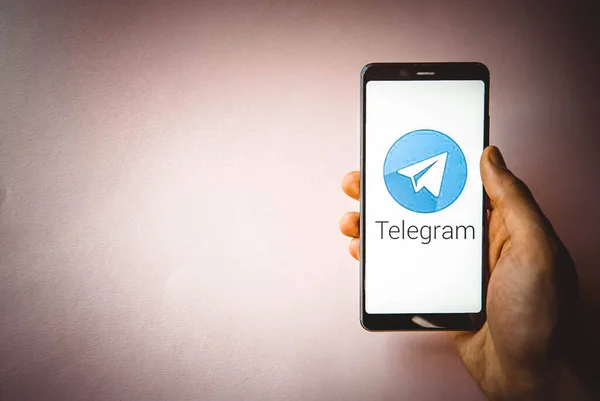 Télégramme Smartphone Dans Main Homme Sur Écran Smartphone Telegram Sur — Photo