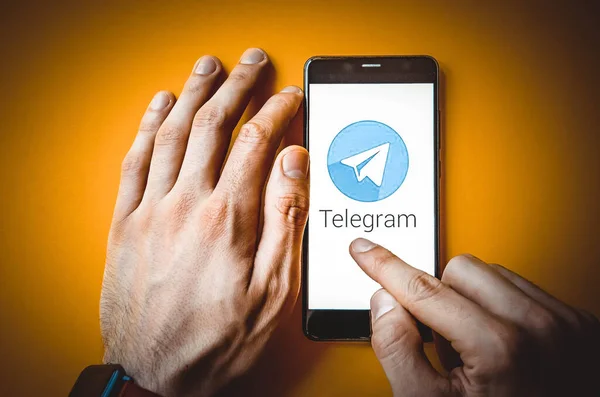 Телеграмма Смартфон Руке Мужчины Экране Смартфона Telegram Синем Желтом Черном — стоковое фото