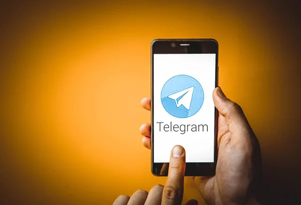 Телеграмма Смартфон Руке Мужчины Экране Смартфона Telegram Синем Желтом Черном — стоковое фото