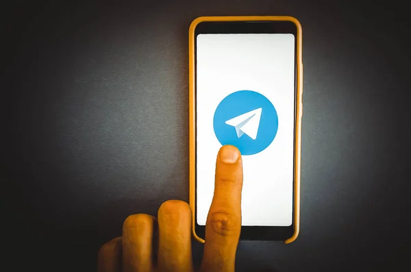 Телеграмма Смартфон Руке Мужчины Экране Смартфона Telegram Синем Желтом Черном — стоковое фото