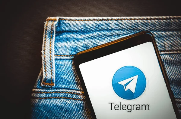 Телеграмма Смартфон Кармане Синих Джинсов Экране Смартфона Telegram Синем Желтом — стоковое фото