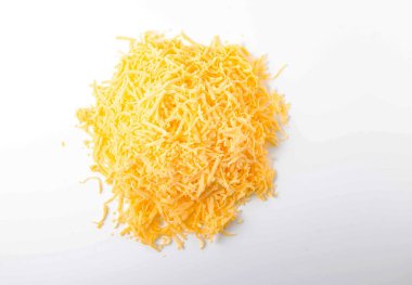 Beyaz tabakta ızgara sert peynir. Rus peyniri, Dutch, parmesan yığını beyaz bir tabakta yakın çekim ve üst manzara ile rendelenmiş.