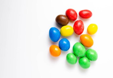 Beyaz arka planda ambalajda M & M var. Kaplama fındıklar beyaz arka plan cc 'sinin üzerine döküldü. M & M 'ler beyaz arkaplan topları üzerinde ve alt görünümde. M & M kesiti. Temmuz 2020. Kiev, Ukrayna