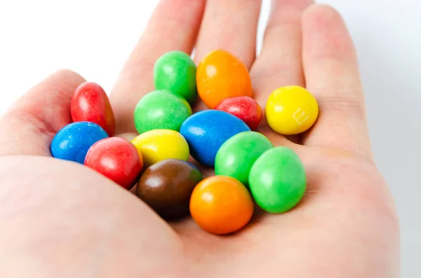 Beyaz arka planda ambalajda M & M var. Kaplama fındıklar beyaz arka plan cc 'sinin üzerine döküldü. M & M 'ler beyaz arkaplan topları üzerinde ve alt görünümde. M & M kesiti. Temmuz 2020. Kiev, Ukrayna