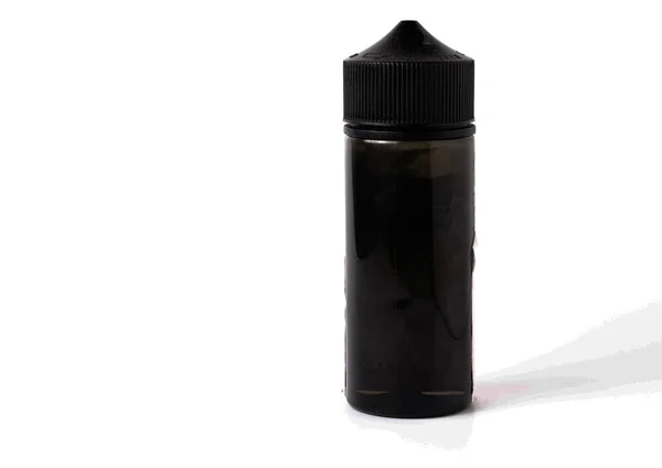 黑色瓶子 瓶子容量120毫米白色背景在特写 在一个男人的手中 儿童瓶盖 — 图库照片