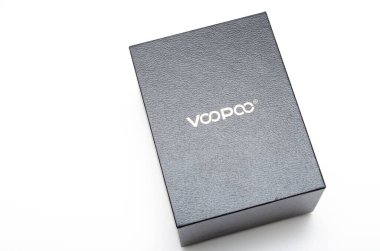 Beyaz zemin üzerinde Pnp tankı olan kutu modu sürükleme 2 yenileme sürümü. Voopoo sürükleme 2. Kutu modu paketleme, makro ve ellerinde siyah kırmızı. Temmuz 2020. Los Angeles, ABD