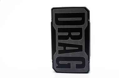 Beyaz zemin üzerinde Pnp tankı olan kutu modu sürükleme 2 yenileme sürümü. Voopoo sürükleme 2. Kutu modu paketleme, makro ve ellerinde siyah kırmızı. Temmuz 2020. Los Angeles, ABD