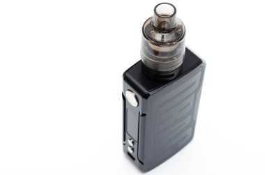 Beyaz zemin üzerinde Pnp tankı olan kutu modu sürükleme 2 yenileme sürümü. Voopoo sürükleme 2. Kutu modu paketleme, makro ve ellerinde siyah kırmızı. Temmuz 2020. Los Angeles, ABD