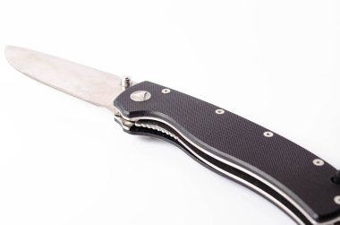 Beyaz arka planı siyah saplı katlanmış bir bıçak, açık ve kapalı. Bıçağın üzerinde paraşüt ipi var. Yakın planda taktik katlama bıçağı.