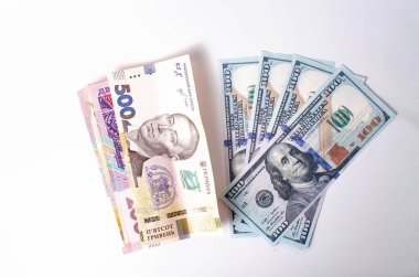 Banknotlar Ukrayna Hryvnia 'sı ve dolar yakın plan beyaz arka plan üzerine.