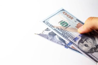 Beyaz arka planda birinci şahıs görüşü olan bir adamın elinde Amerikan doları. Yanmış dolarlar. Dolarlar yanıyor, Küller, ateş