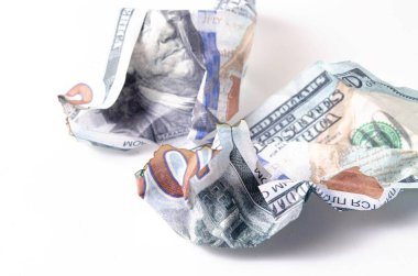 Buruşuk, yanmış dolar banknotları beyaz arka planda, yakın planda ve bir adamın elinde.