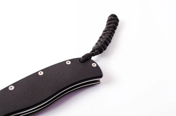 白い背景に黒いハンドルを持つ折り畳み式のナイフは 開いて閉じます ナイフのパラコード ラナード クローズアップで戦術的な折り曲げナイフ — ストック写真