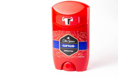 Beyaz arka planda Old Spice Captain. Açık, kapalı. Temmuz 2020. Los Angeles, ABD