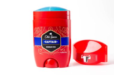 Beyaz arka planda Old Spice Captain. Açık, kapalı. Temmuz 2020. Los Angeles, ABD