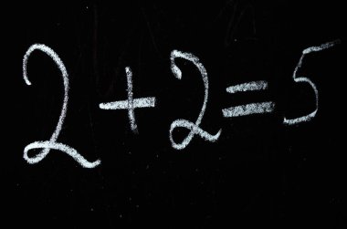 Okul yönetim kurulu. Alfabenin yazıldığı tahta, sayılar, bir toplama örneği. Tahtayı bir bezle sil. Okul yönetim kurulunun tebeşirli parmakları