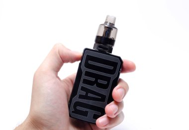 Pnp Tank 'lı Voopoo sürükleme 2 ve bobinli tank. Sıcak, kırmızı yelken bobinleri. Beyaz arkaplanda buhar dolduruluyor. Temmuz 2020. Los Angeles demek. ABD