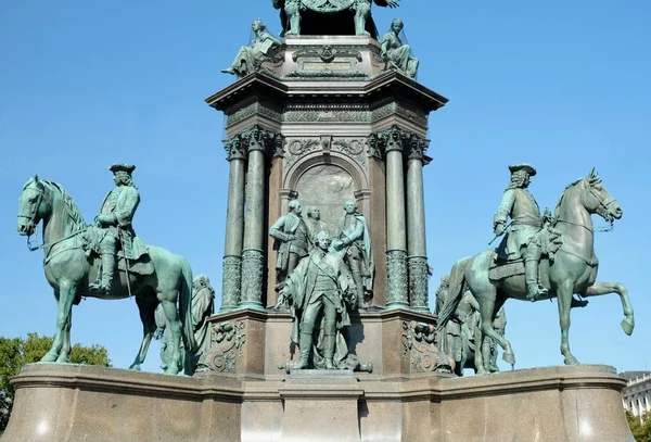 Las atracciones de la ciudad. Euro-viaje. Monumento Viena Austria 10.10.2017 —  Fotos de Stock