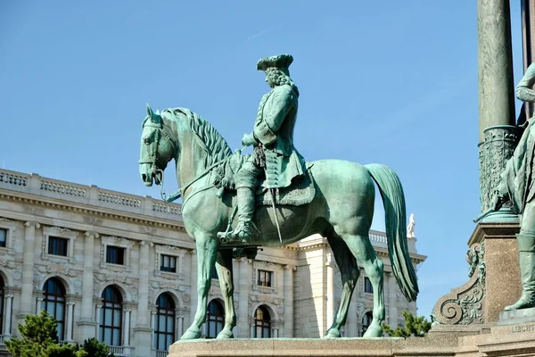 Monumento en la plaza central —  Fotos de Stock