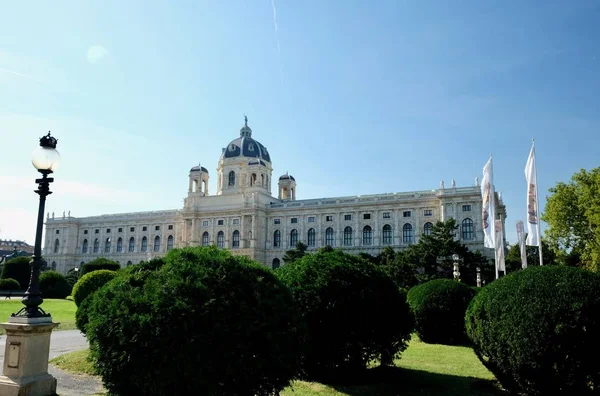 Hermosa vista de la plaza central, el parque y el palacio. Viena Austria 10.10.2017 —  Fotos de Stock