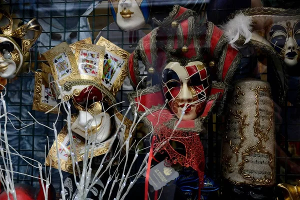 Máscaras na vitrine — Fotografia de Stock