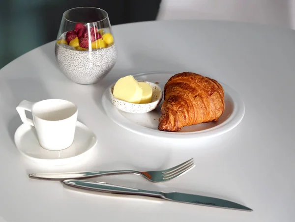 Foodfotografie. Frühstück auf dem Tisch, Croissants und Obst-Smoothies — Stockfoto