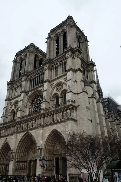 Arquitectura de Francia. Fachada de la Catedral de Notre Dame de Paris Francia 03.20.2019 — Foto de Stock