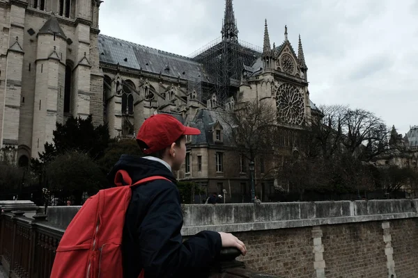 孩子们去欧洲旅行。法国巴黎圣母院外墙 03.20.2019 — 图库照片