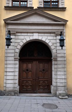 Yüzünde antika kapılar var. Lviv Ukrayna şehrinde Sokak