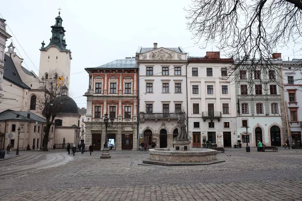 Praça central da cidade. Cidade Velha Lviv Ucrânia 15.03.2019 — Fotografia de Stock