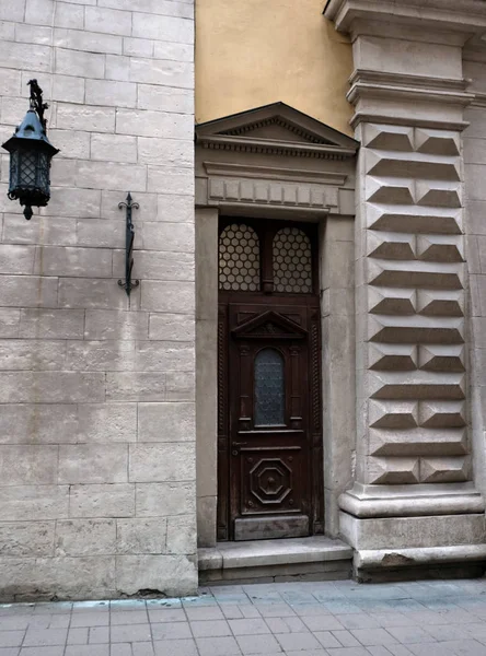 Calle en la ciudad de Lviv Ucrania. Puertas antiguas en la cara — Foto de Stock