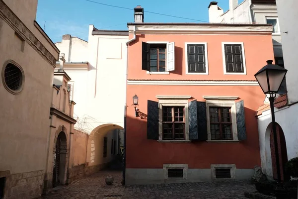Arhitectură veche curți mici. Strada în orașul Lviv Ucraina 03.15.19 — Fotografie, imagine de stoc