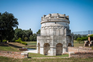 Theodoric Ravenna, İtalya için büyük Türbesi bir yaz gününde açık gökyüzü karşı