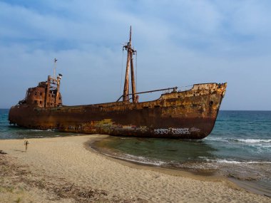 Gythio, Yunanistan yakınındaki kum plajındaki Dimitrios batık paslanmaz paslı