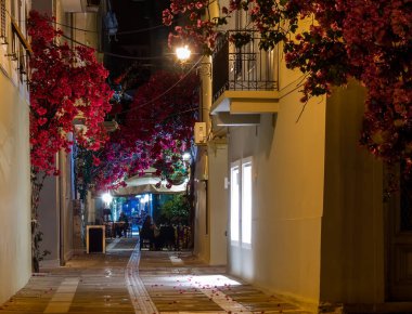 Bir sokak ve Nafplio, Yunanistan, café'de çiçek ve sarmaşıklar ile dekore edilmiş gece görünümü
