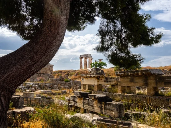 Ruiny Starożytnego Miasta Korynt Świątynia Apolla Strzał Spokojny Dzień — Zdjęcie stockowe
