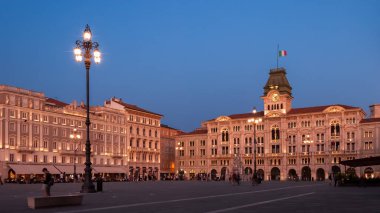Piazza dell'Unita Trieste Palazzo del Municipio gün batımında atış ile 
